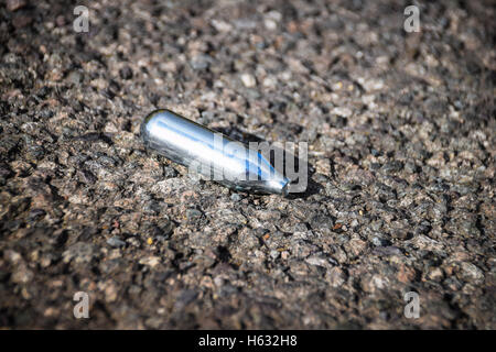 Bombilla nitroso encontrada en una acera Foto de stock