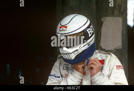 Jochen Mass vistiendo su casco 1980