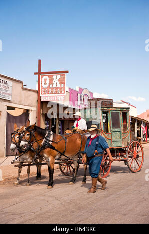 Stagecoach en la calle en frente de la O.K. Corral de Tombstone, Arizona Foto de stock