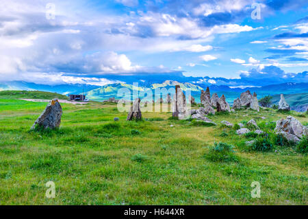 El sitio arqueológico prehistórico de Zorats Karer, situada entre las montañas, es el mejor lugar para disfrutar de la naturaleza