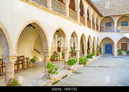 La galería porticada de piedra rodea el monasterio Stavros desde todos los lados, Omodos, Chipre. Foto de stock