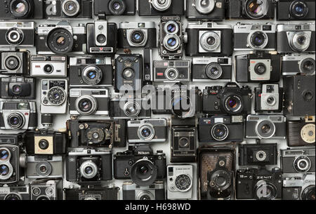 Colección de diferentes cámaras analógicas antiguas Foto de stock