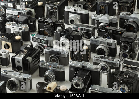 Colección de diferentes cámaras analógicas antiguas Foto de stock