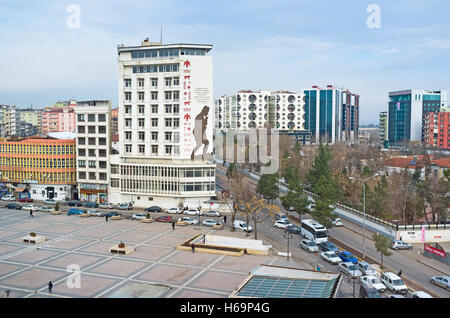 El amplio boulevard y edificios residenciales de varios pisos en el barrio moderno de la ciudad Foto de stock