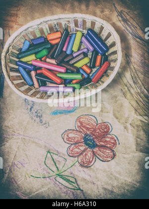 Dibujos de flores hechas por niños con lápices de cera. Un alto ángulo de visualización