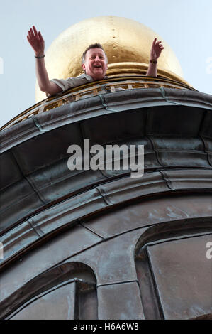 Turista masculino de la espiral agitando la escalera exterior de la torre de la iglesia barroca de nuestro Salvador Copenhague Dinamarca Foto de stock