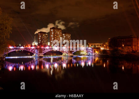Reino Unido, Escocia, Glasgow, Clyde river, Gorbals puente y torres, vista nocturna Foto de stock