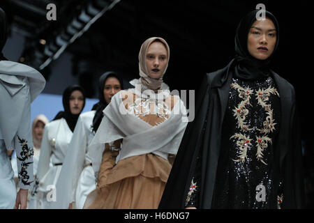 Yakarta, Indonesia. 27 Oct, 2016. El trabajo de diseño Kursien Karzai hiyab Fashion show en la Semana de la moda de Yakarta 2017 Crédito: Denny Pohan/Zuma alambre/Alamy Live News