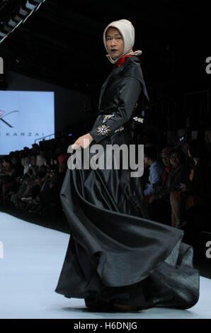 Yakarta, Indonesia. 27 Oct, 2016. El trabajo de diseño Kursien Karzai hiyab Fashion show en la Semana de la moda de Yakarta 2017 Crédito: Denny Pohan/Zuma alambre/Alamy Live News
