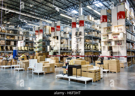 Muebles De La Cocina En Venta En La Tienda De Ikea, Diseño Interior Foto de  archivo editorial - Imagen de industria, colorido: 154620908