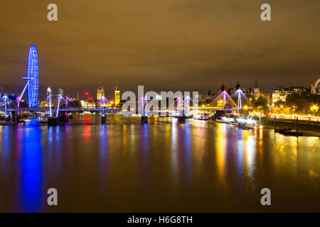 Una foto nocturna tomada desde Waterloo Bridge mirando a lo largo del río Támesis hacia el London Eye y el Big Ben.