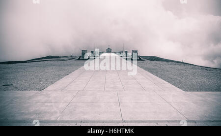 Paisaje emocional, vista del Monte Grappa santuario memorial y cementerio de WWI italiano y soldados austríacos, b&w intencional