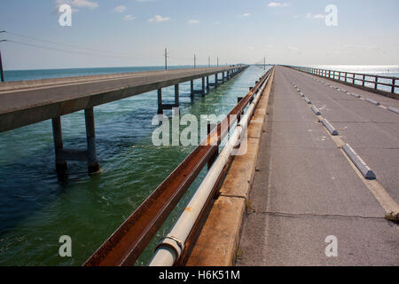 Viejos y nuevos puentes en los Cayos de Florida, Florida Foto de stock