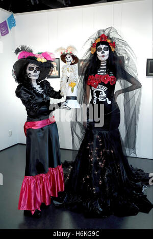Women wearing sugar skull make up fotografías e imágenes de alta resolución  - Alamy