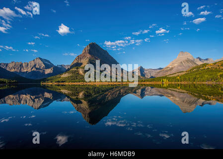Reflejo de Mt Wilbur, lago Swiftcurrent, región Many Glacier, el parque nacional de Glacier, Montana, EE.UU. Foto de stock