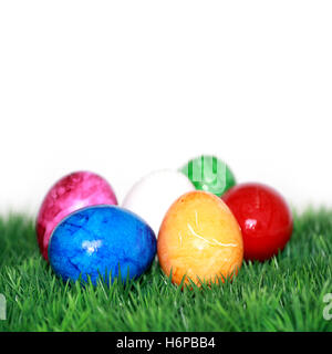 Hermoso colorido de colores múltiples ricamente coloreado del huevo de Pascua Pascua Pascua liebre-conejo huevos huevos huevos de Pascua pradera azul