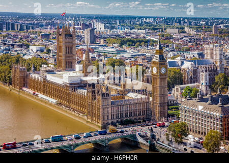 Inglaterra: panorama de la ciudad de Londres, incluyendo el río Támesis y el puente de Westminster, el palacio de Westminster, casas del parlamento, el Big Ben, Portcullis House Foto de stock