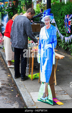 Una de cartón-piedra de la Reina Isabel II en un diamante celebración jubilar fiesta en la calle en el norte de Londres, Reino Unido, 2012