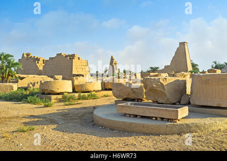 Las ruinas de torres de la secundaria del eje norte-sur del templo de Karnak, Luxor, Egipto. Foto de stock