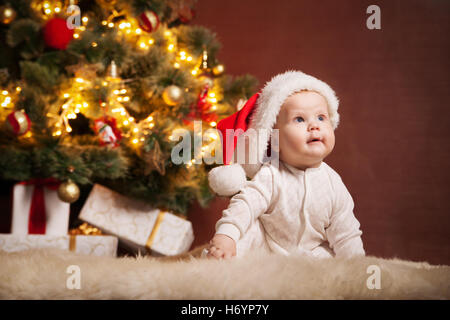 Camiseta Blanca En Un Niño Lindo, Aislado En Fondo Blanco Fotos, retratos,  imágenes y fotografía de archivo libres de derecho. Image 27258760