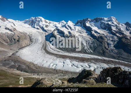 Lyskamm y Breithorn por encima del Glaciar Gorner, Zermatt, Alpes Peninos, Valais, Suiza. Foto de stock