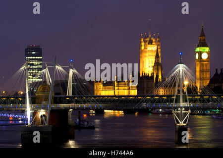 Puente Hungerford, las Casas del Parlamento y el Big Ben por la noche, Londres, Inglaterra, Reino Unido, Europa Foto de stock