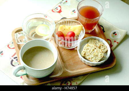 Desayuno dieta con fruta orgánica, semillas de jengibre, zumo, agua y café Foto de stock