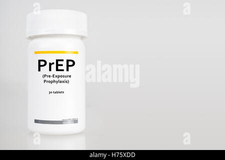 Bote de pastillas con la etiqueta 'PrEP' (significa Pre-Exposure profilaxis). PreP tratamiento se usa para prevenir la infección por el VIH Foto de stock