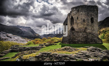 Castillo Dolbadarn en Llanberis Snowdonia construido en el siglo XIII Foto de stock