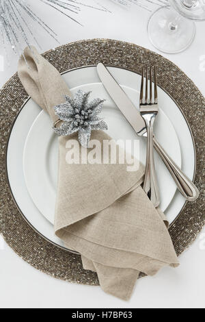 Festivo oficial de fantasía fina Cocina de Navidad o fiesta de Nochevieja cena ajuste table place setting con decoraciones Foto de stock