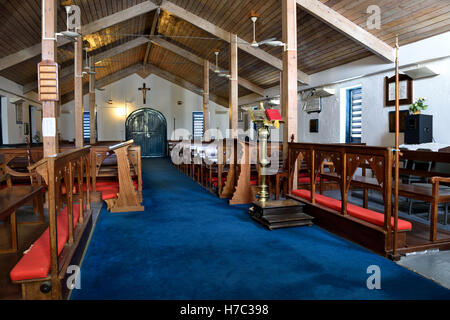 El interior de la Iglesia de Santa María en Georgetown, en la Isla Ascensión, mirando hacia la puerta principal del altar Foto de stock