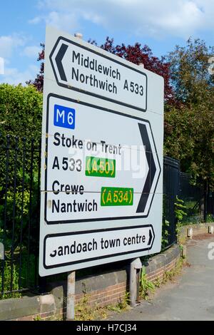 Señal de carretera - traffic cartel mostrando la dirección de Crewe y Nantwich, Middlewich, Northwich, Stoke on Trent y Sandbach, Sandbach