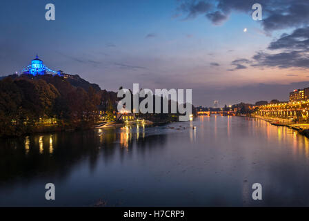 Turín (Torino) con vistas panorámicas sobre el río Po al atardecer Foto de stock