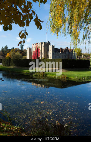 Hever Castle & foso, antigua casa de Anne Boleyn, vestidos con el Rojo otoñal reductor de Virginia & blue sky / cielo soleado / Sol. Kent UK