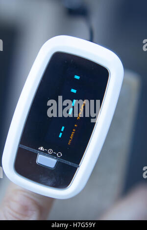 Multímetro portátil doméstico dedo pulso cardiaco para mostrar Medidor de frecuencia  cardiaca de reposo en paciente monitorizado Fotografía de stock - Alamy