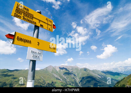 Signpost para excursionistas en la Glaser Grat Ridge en el cantón de los Grisones, Suiza, Europa Foto de stock