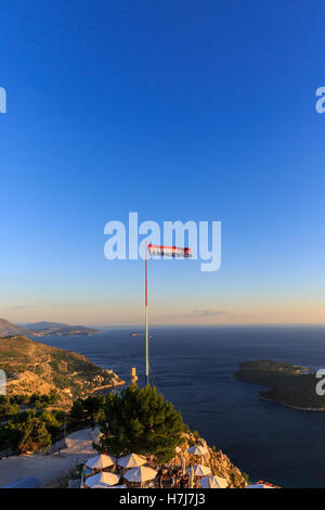 Vista desde la montaña Srđ hacia la costa Dálmata y la isla de Lokrum, Dubrovnik, Croacia Foto de stock