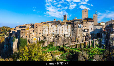 Borgo medieval auhentic sobre rocas tuffa Vitorchiano provincia de Viterbo, Italia Foto de stock