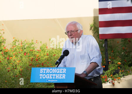 El senador Bernie Sanders rallies la multitud en un evento GOTV el 6 de noviembre de 2016 en el College of Southern Nevada Norte del Campus en Las Vegas, NV. Foto de stock