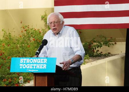 El senador Bernie Sanders rallies la multitud en un evento GOTV el 6 de noviembre de 2016 en el College of Southern Nevada Norte del Campus en Las Vegas, NV. Foto de stock