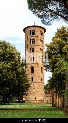El campanario románico de la Basílica de Sant'Apollinare. Classe, Ravenna, Emilia-Romaña, Italia. Foto de stock