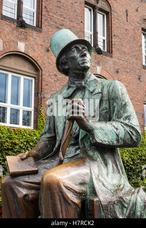 Estatua de Hans Christian Andersen, cerca de la Plaza del Ayuntamiento de Copenhague, Dinamarca Foto de stock