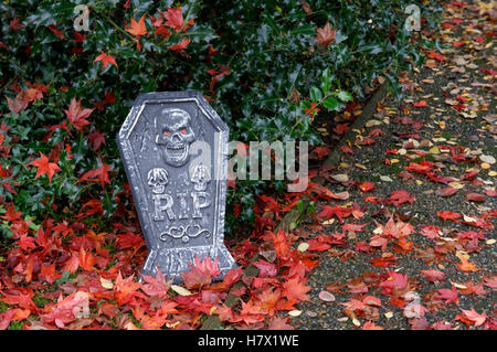 Halloween tombstone decorado con calaveras y descanse en paz RIP rotulación, Vancouver, BC, Canadá Foto de stock