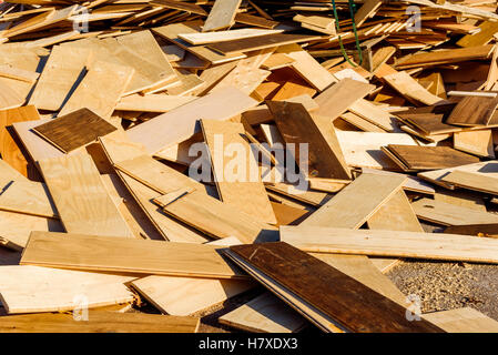 Montón de desperdicios de madera en una zona industrial. La madera es
