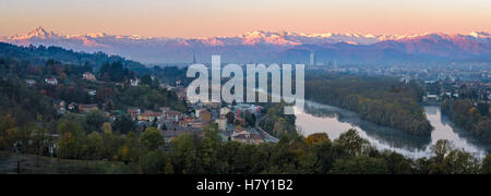 Turín (Torino) panorámica de alta definición en el horizonte de la ciudad y el Monviso al amanecer.