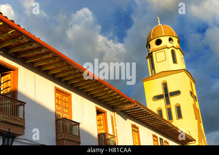 Por la tarde vista de la torre de la iglesia en Salento, Colombia Foto de stock