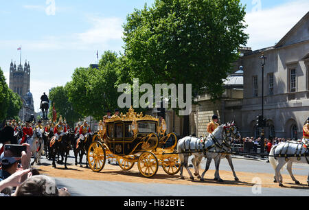 Londres, Reino Unido, 27 de mayo de 2015, Su Majestad la Reina viajando por Estado Carro atrás del Palacio de Buckingham.