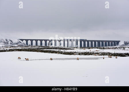 Nieve en el Batty Moss viaducto, sobre la línea de ferrocarril Settle-Carlisle, Ribblehead, North Yorkshire.