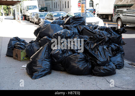 bolsas de basura en la calle. bolsas negras limpieza en patio. 12684181  Foto de stock en Vecteezy