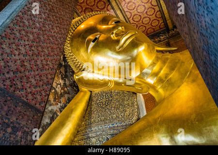 Gigante Buda reclinado en Wat Pho en Bangkok. Esta es una de las más famosas imágenes de Buda en Tailandia